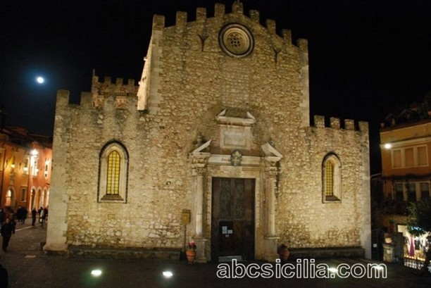 Taormina piazza Duomo